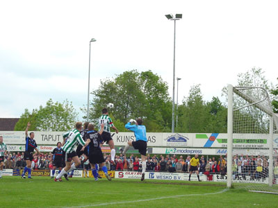 Wiljan Kattenberg tikt de gelijkmaker 1-1 binnen. (Foto Helmich Lubberts)